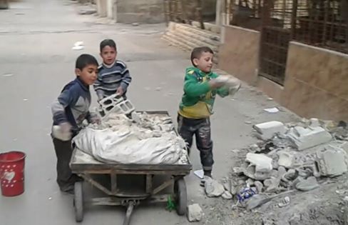 بمناسبة يوم الطفل الفلسطيني : أطفال فلسطينيو سورية ينتظرون من يخفف معاناتهم ويبلسم جراحهم 