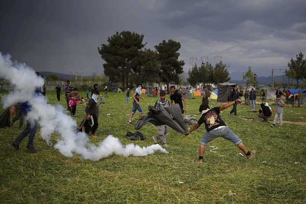 استمرار إغلاق الحدود بين اليونان ومقدونيا، وحرس الحدود يصد اللاجئين بقنابل الغاز