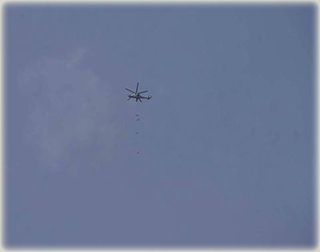 الطيران المروحي يلقي عدد من البراميل المتفجرة على أطراف مخيم خان الشيح 