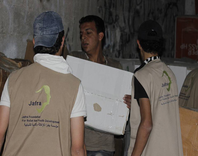 راجعين (4) توزع طرود غذائية على أهالي مخيم اليرموك في يلدا 