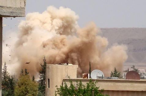 قصف بالبراميل المتفجرة يستهدف الأطراف الشرقية لمخيم خان الشيح 