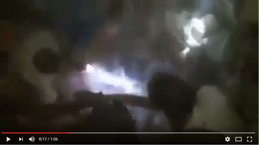 فيديو | عملية انتشال أحد ضحايا الغارة الجوية على مخيم خان الشيح 
