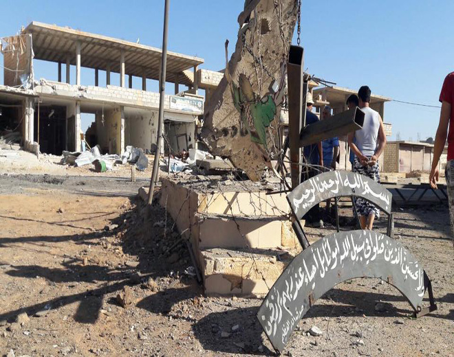 تدمير النصب التذكاري لشهداء العودة جراء القصف الجوي على مخيم خان الشيح 
