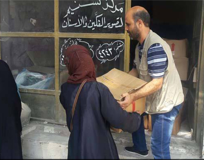 الفرقان تستمر بتوزيع مساعداتها على فلسطينيي سورية في مخيم عين الحلوة