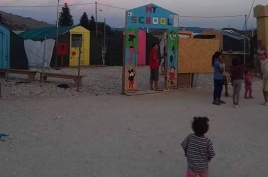 مهاجرون فلسطينيون سوريون ينشؤون مدرسة تعليمية في مخيم كاتسيكاس اليوناني