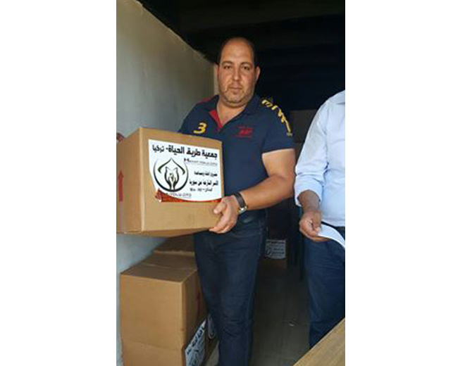 توزيع مساعدات غذائية على فلسطينيي سورية بمدينة صيدا جنوب لبنان
