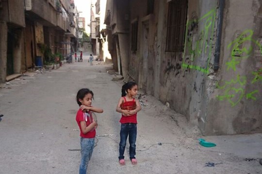 داعش تمنع العائلات الخاضعة لحصارها في مخيم اليرموك من استلام مساعداتها
