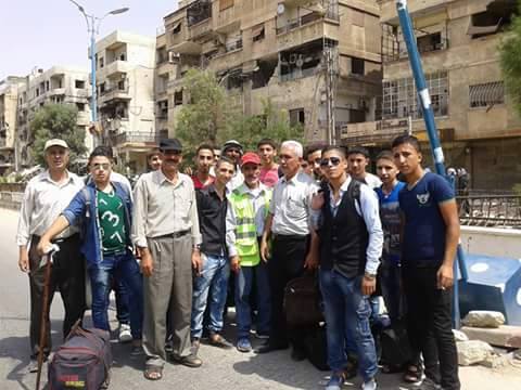 خروج مجموعة من طلاب الثانوي في مخيم اليرموك لتأدية امتحانات تحديد المستوى