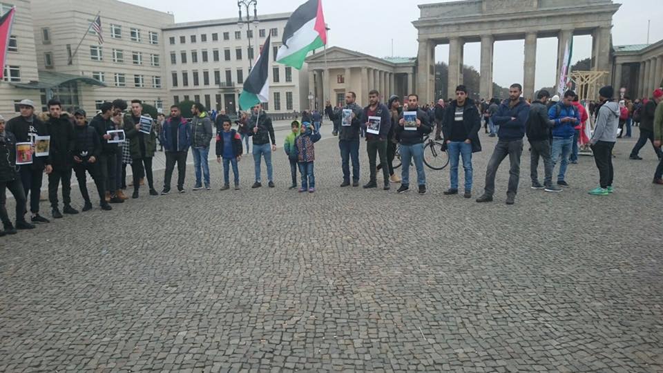 عشرات اللاجئين الفلسطينيين في برلين يتضامنون مع مخيم خان الشيح 