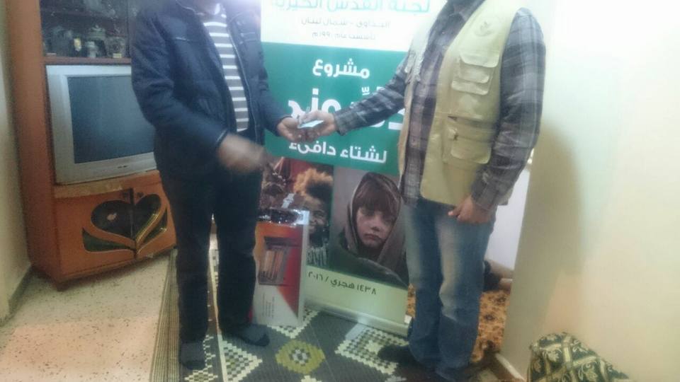 توزيع بعض المساعدات الإغاثية على مرضى السرطان من فلسطينيي سورية بمخيم البداوي في لبنان