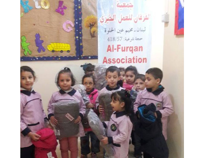 توزيع سترات شتوية على عدد من أطفال فلسطينيي سورية في مخيم عين الحلوة  