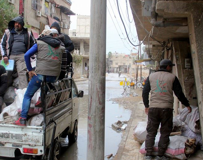 توزيع مساعدات مالية ومدافئ وحطب على العائلات الفلسطينية جنوب دمشق 