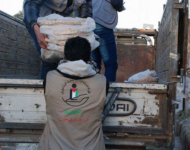 الهيئة الخيرية تواصل بتوزيع الخبز على أهالي مخيم خان الشيح 