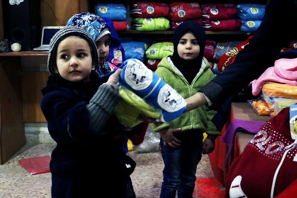 "كسوة شتاء" مشروع لفلسطين الخيرية لتدفئة أطفال مخيم اليرموك 