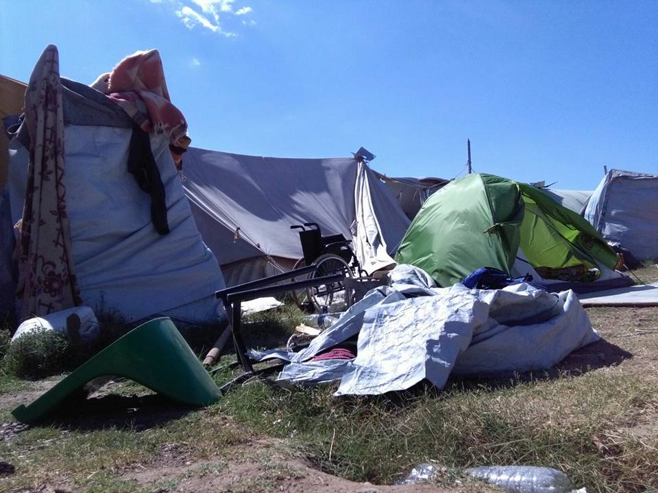 المئات من الفلسطينيين يشكون الظروف المعيشية في المخيمات المؤقتة في اليونان