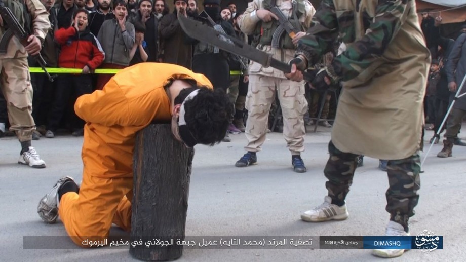 داعش ينشر صور اعدام اللاجئ "محمد التايه" في مخيم اليرموك