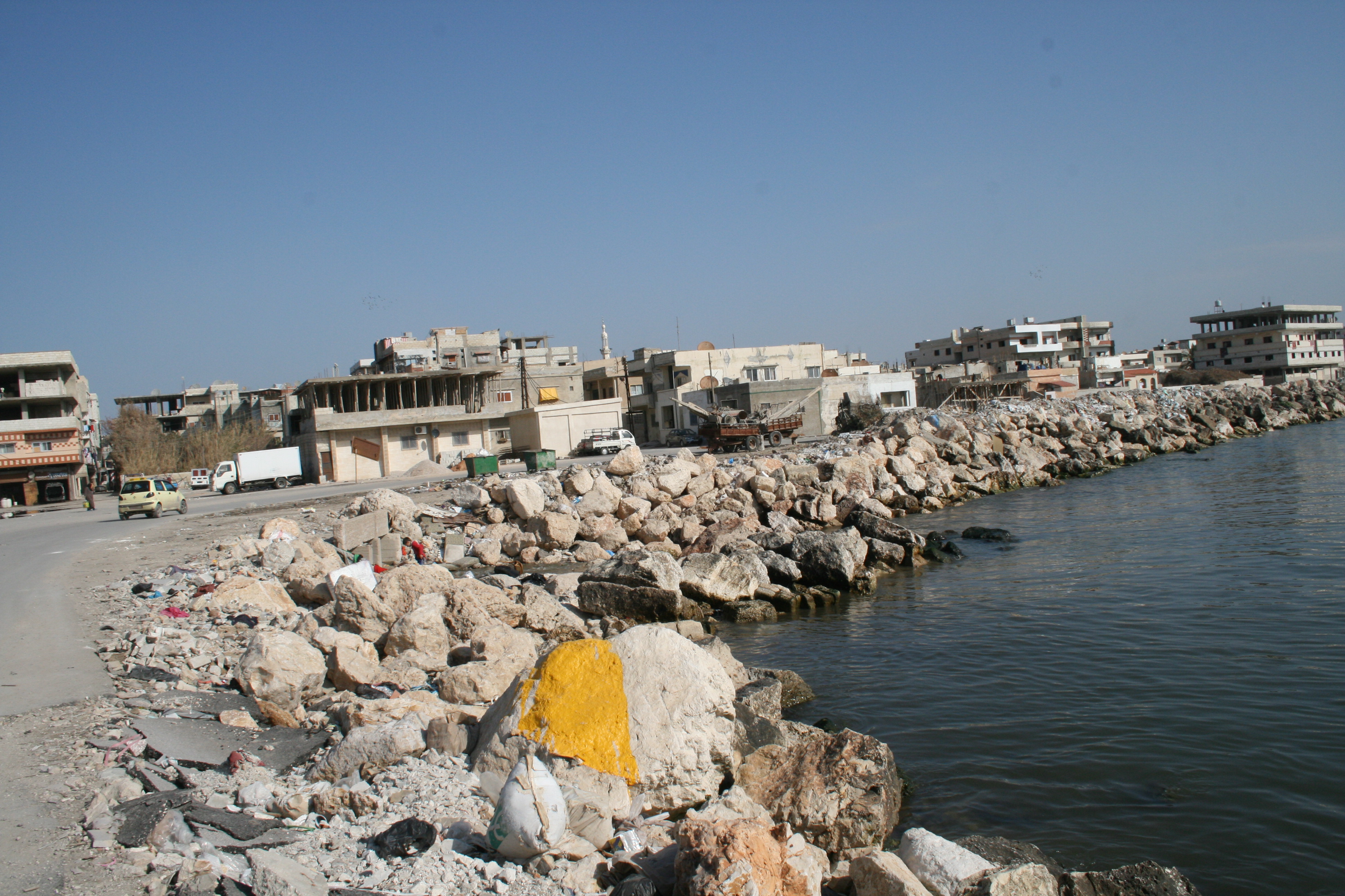 أهالي مخيم الرمل في اللاذقية يشتكون الاجراءات الأمنية المشددة وغلاء المعيشة