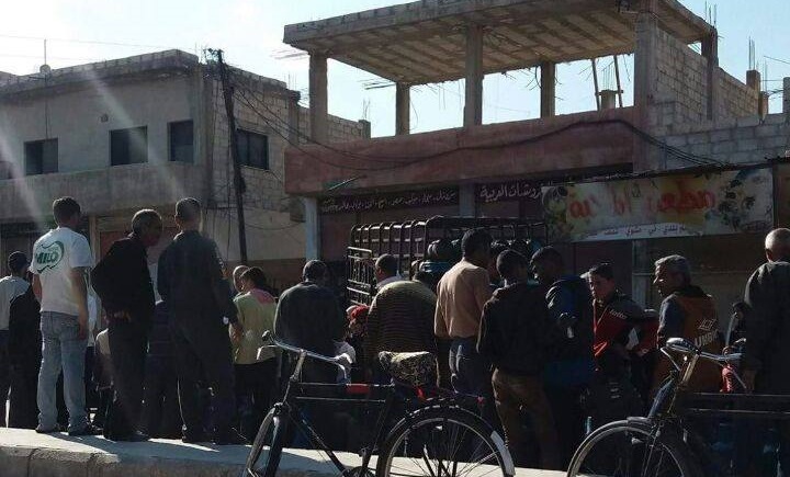 حواجز النظام وجيش التحرير تسمح بدخول غاز الطهي إلى مخيم خان الشيح 