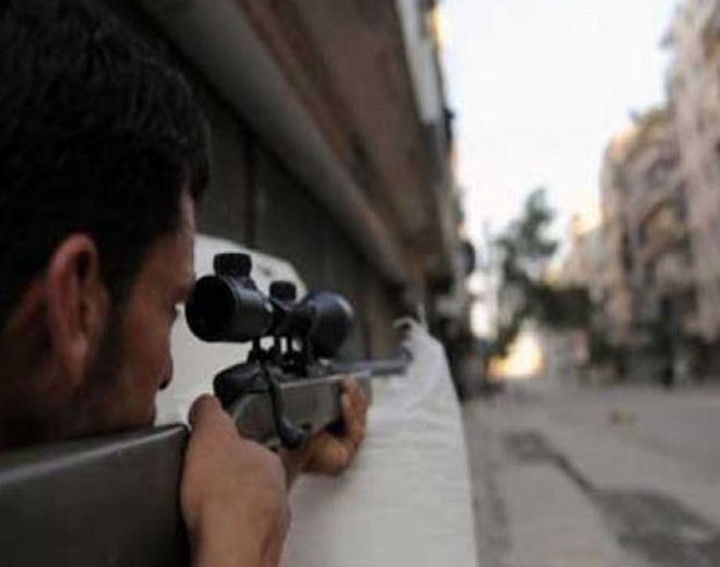 إصابة أحد أبناء مخيم اليرموك برصاص قناص "داعش" 