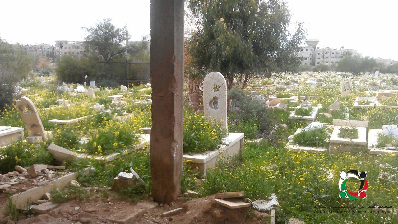 صور خاصة  تظهر جانباً من الأضرار التي لحقت بقبور اللاجئين الفلسطينيين في مقبرة الشهداء بمخيم اليرموك 