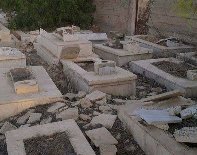 داعش تحطم شواهد القبور في المقبرة القديمة بحي المغاربة في مخيم اليرموك