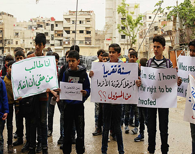أطفال اليرموك يطالبون بالتحرك العاجل لحل أزمة المخيم وإدخال المساعدات الإغاثية والأدوية إليه 