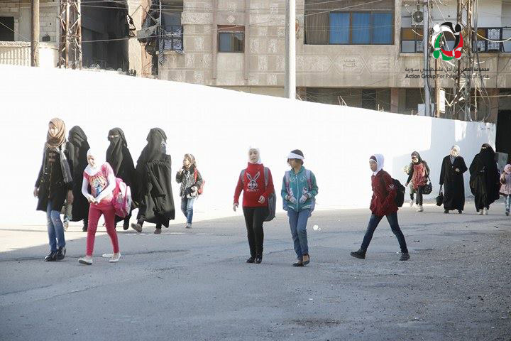بالصور : مجموعة العمل ترصد حركة طلاب مخيم اليرموك أثناء توجههم لمدارسهم في يلدا بعد فتح الحاجز 