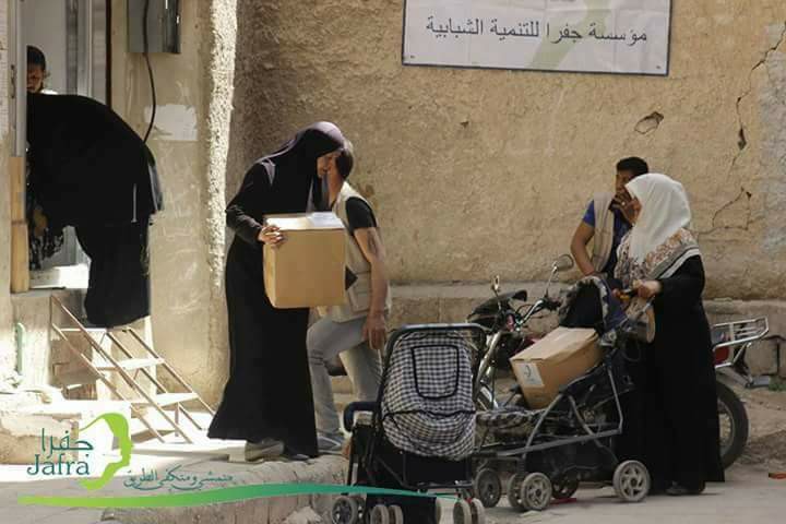 توزيع بعض المساعدات في مخيم خان الشيح والمناطق المحاصرة جنوب دمشق