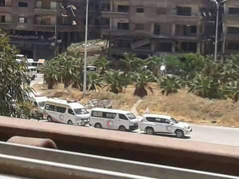 الدفعة الأولى من جرحى تحرير الشام وذويهم يغادرون مخيم اليرموك إلى إدلب 