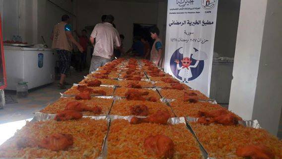 الهئية الخيرية توزع (360) وجبة إفطار على العائلات الفلسطينية في سورية 