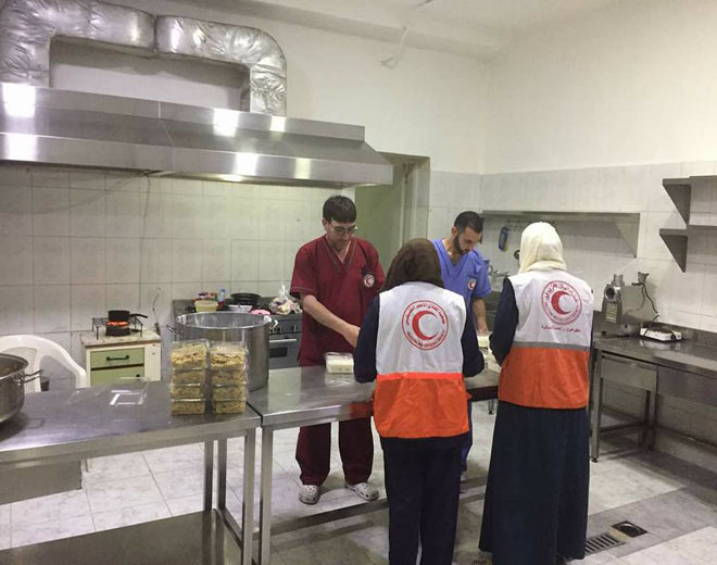 جمعية الهلال الأحمر الفلسطيني توزع وجبات إفطار لفلسطيني سورية في صيدا