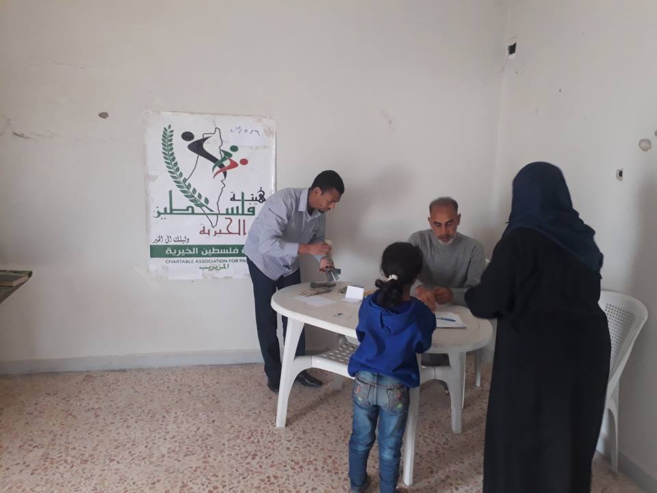 هيئة فلسطين الخيرية توزع كفالات الأيتام في المزيريب جنوب سورية