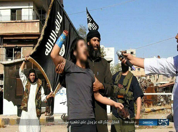 داعش ينشر صوراً تظهر قيام عناصره بقطع يد أحد أبناء اليرموك بتهمة السرقة 
