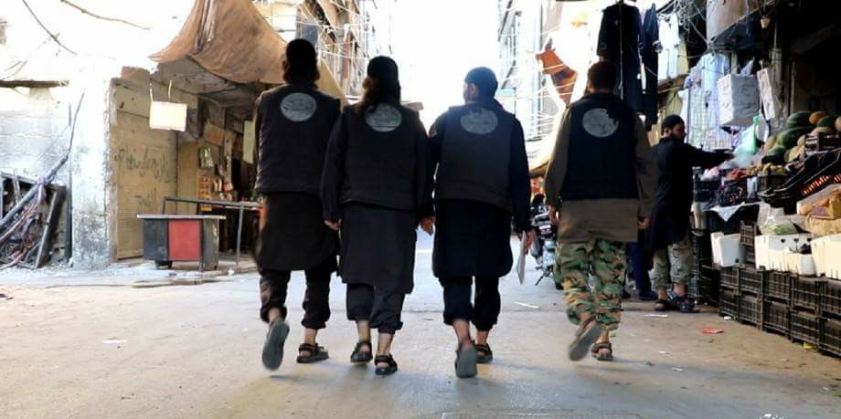 أنباء عن سرقة داعش معدات أحد الأفران الآلية في مخيم اليرموك وتسلمها للنظام السوري 