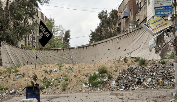 تنظيم "داعش" يمهل المحاصرين غرب مخيم اليرموك للخروج ويغلق معبر الـ15 لليوم الثاني"