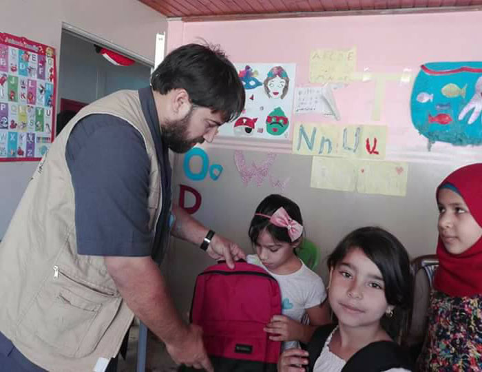 آفاق توزع حقائب مدرسية على طلاب فلسطينيي سورية المسجلين لديها