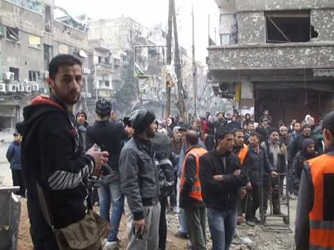 إدخال مساعدات إنسانية إلى مناطق سيطرة هيئة تحرير الشام غربي مخيم اليرموك