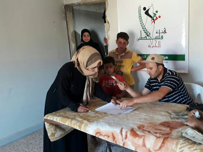 هيئة فلسطيني سوريا للإغاثة والتنمية توزع كفالات الأيتام في جنوب سورية