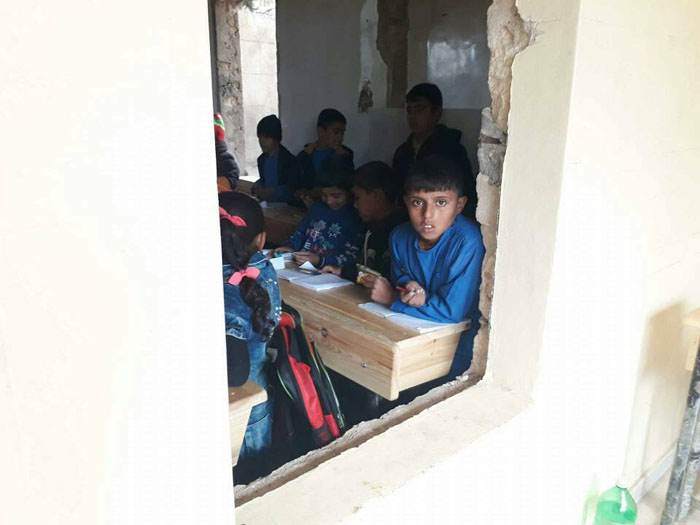 الطلاب العائدون إلى مخيم حندرات يطالبون بتأمين المستلزمات الدراسية وإعادة إعمار مدارسهم 