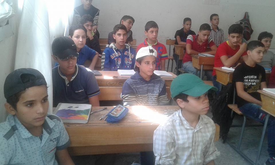 استمرار دخول طلاب مخيم اليرموك إلى المدارس البديلة في يلدا 