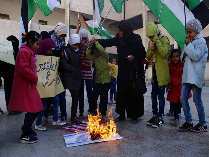 بالصور: أطفال فلسطينيون ينظمون وقفة تضامنية في جنوب دمشق نصرة للقدس ورفضاً لقرار ترامب 