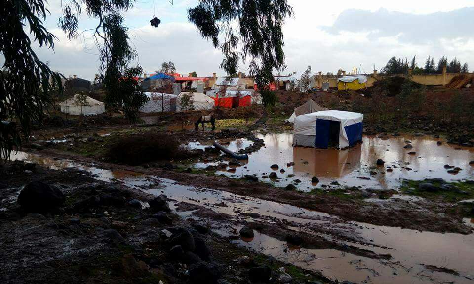 العواصف تقتلع خيام اللاجئين في درعا وسط معاناة إنسانية غير مسبوقة 