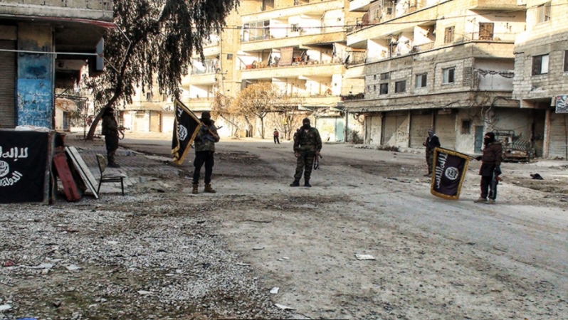 حواجز "داعش" تمنع مرور النساء إلى الأحياء التي تسيطر عليها "تحرير الشام" في مخيم اليرموك