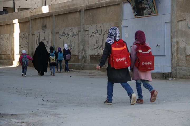 "داعش" يمنع المعلمين من مغادرة مخيم اليرموك ويدعوهم لمراجعة مقره الأمني 