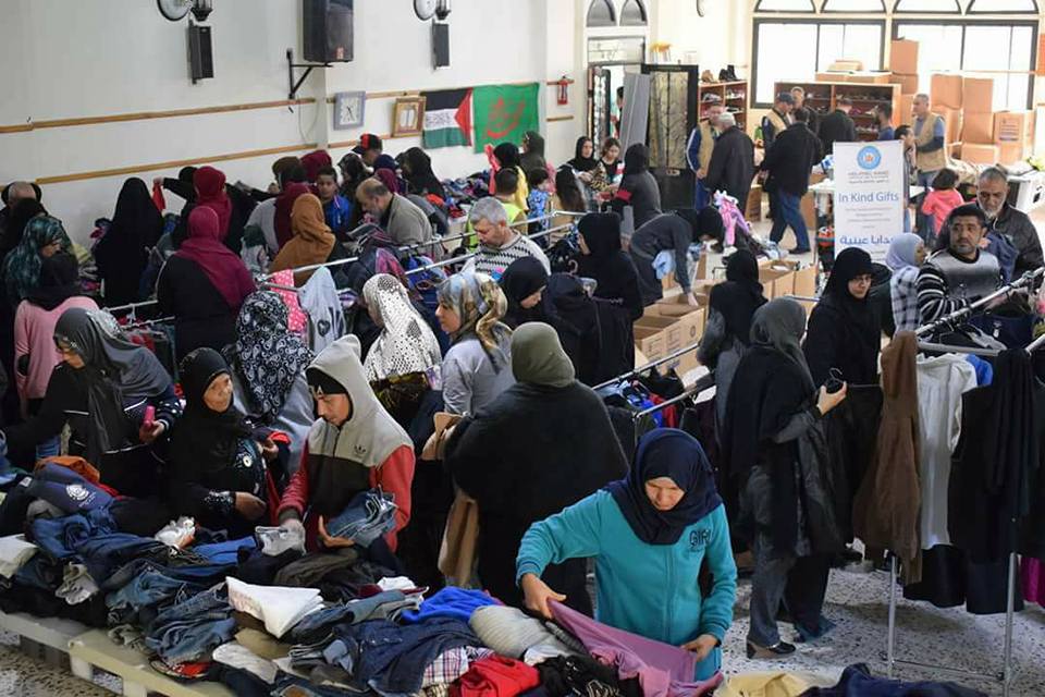 توزيع ملابس شتوية على عدد من العائلات الفلسطينية السورية في الرشيدية