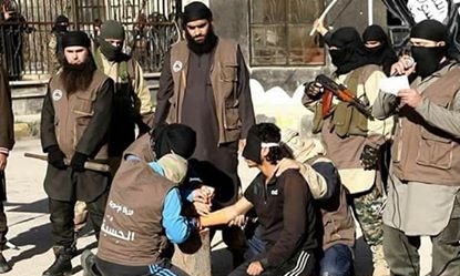 داعش يطبق حكماً بالبتر بحق شابين في مخيم اليرموك