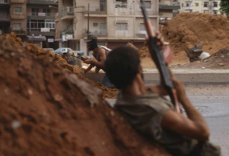 قصف واشتباكات في مخيم اليرموك بين داعش والنظام السوري 