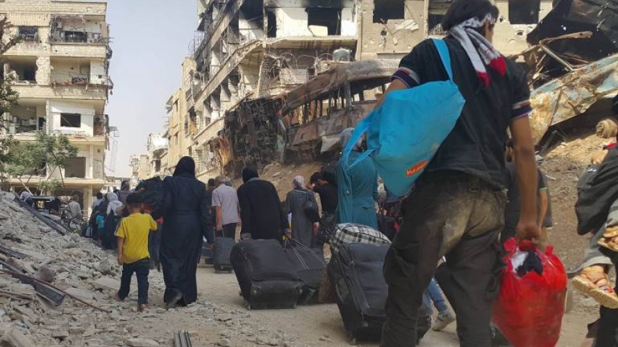 القصف العنيف يجبر عائلات فلسطينية على التهجير من الغوطة الشرقية 