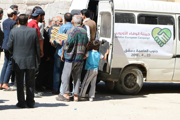 الوفاء توزع مساعدات إغاثية على نازحي مخيم اليرموك في يلدا 
