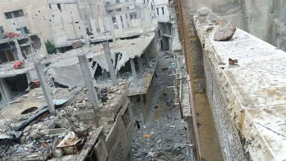 غارات مكثفة وقصف بالبراميل وقذائف المدفعية يستهدف مخيم اليرموك 